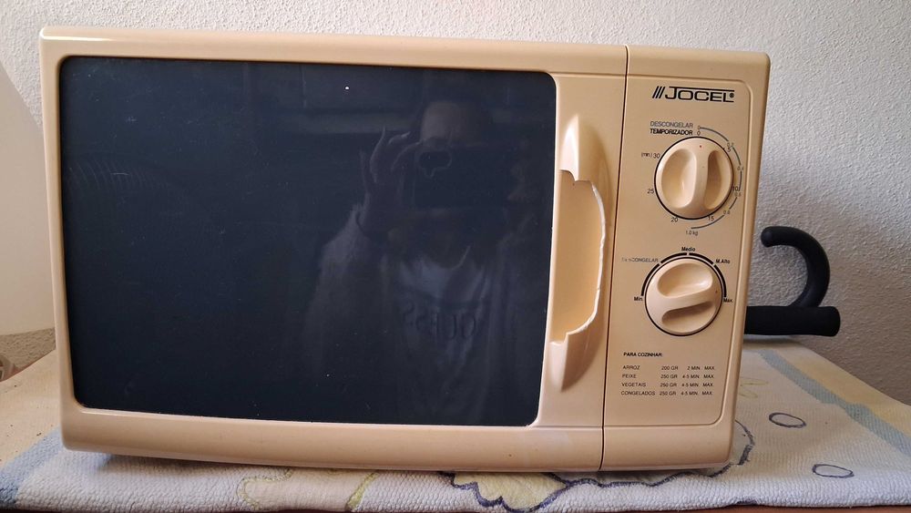 Microondas, funciona perfeitamente. Tem a pega da porta partido