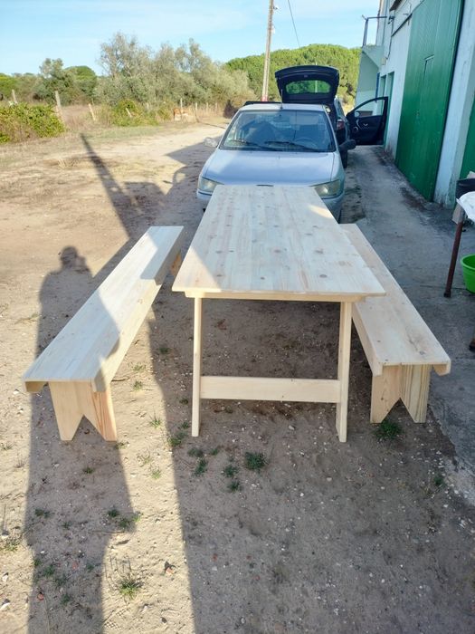 Mesa e bancos em pinho.