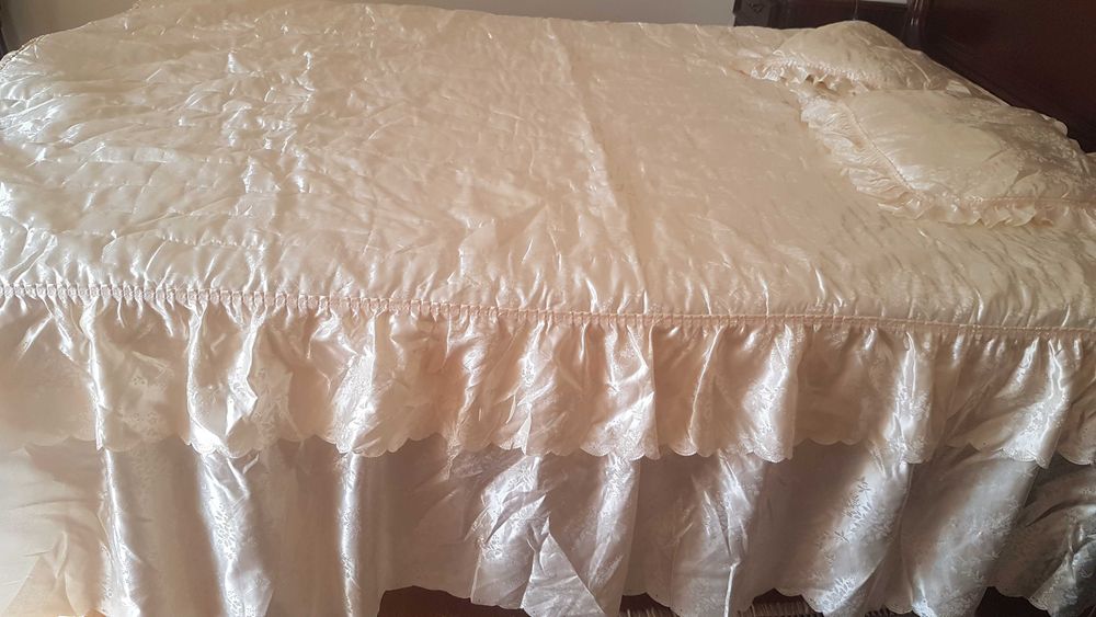 Colcha Edredon com Folhos e 2 almofadas em Beje - Cama Casal