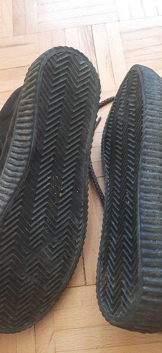 Buty sznurowane.