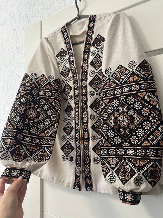 Жіноча вишиванка