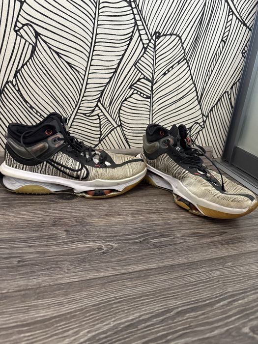 Продаю власні кросівки Nike G.T. Jump 2 , але пробитий балон