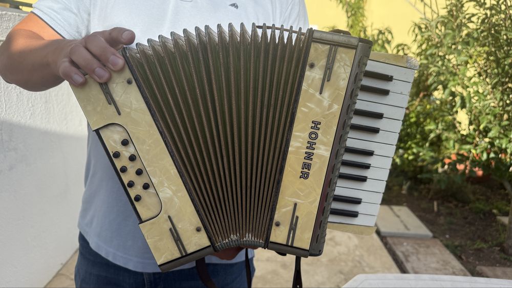 Acordeon/concertina hohner em madre perola