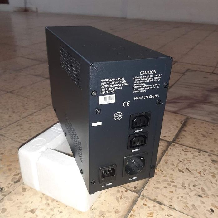 Fonte de energia socorrida. UPS.
