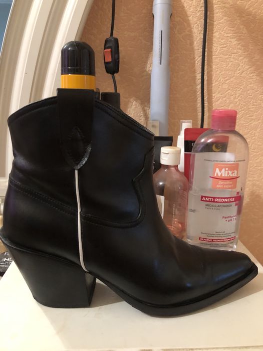 Продаю крутые ботинки казаки MYACLARA