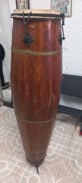 Atabaque usado em boas condicoes