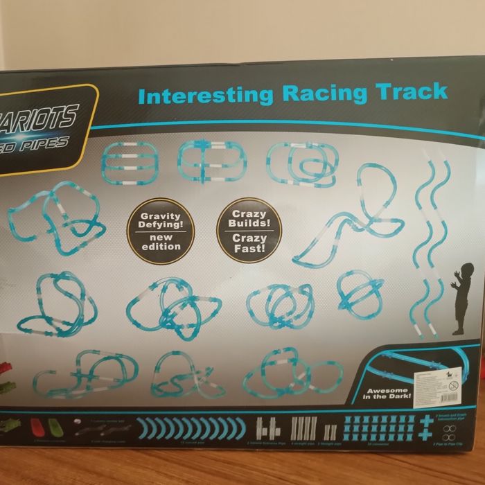 Трек в трубі з машинками, які світяться