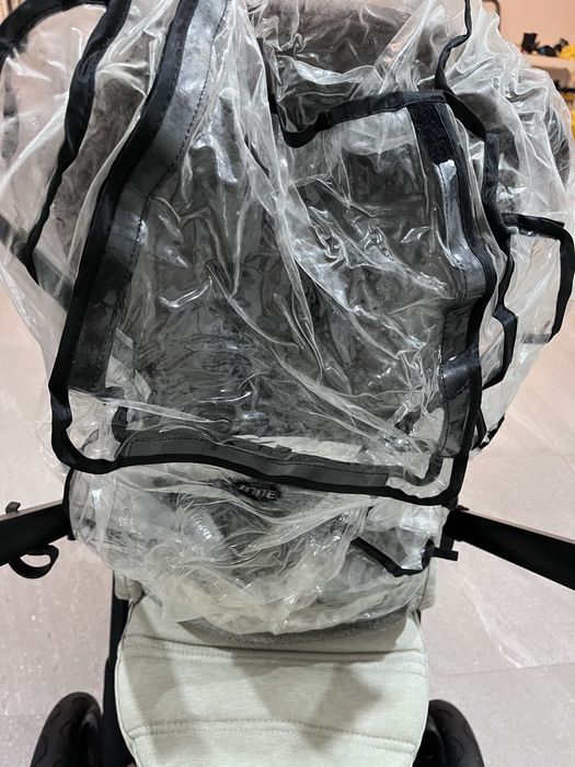 Carrinho e ovo de bebe com oferta de mala e capa chuva