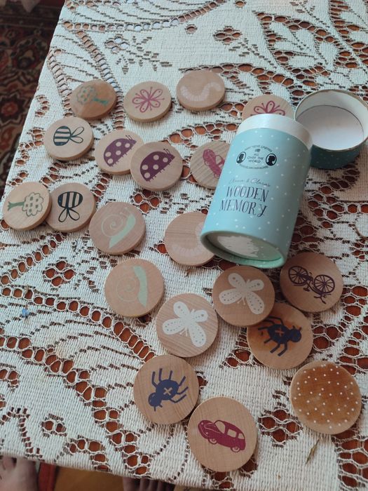 Дитяча гра на запам'ятовування з дерев'яними фішками