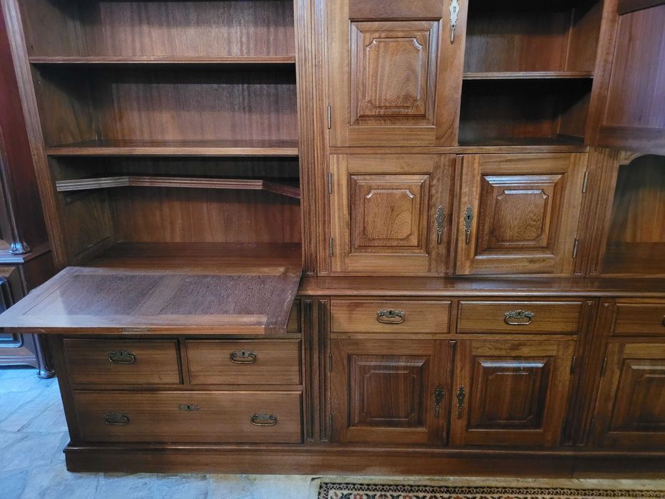 Enormíssimo móvel de sala ou escritório em madeira maciça