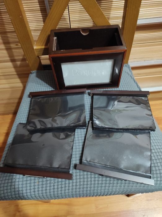 Album na zdjęcia w drewnianym pudełku.