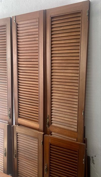 Conjunto de portas venezianas em mogno maciço com ferragens