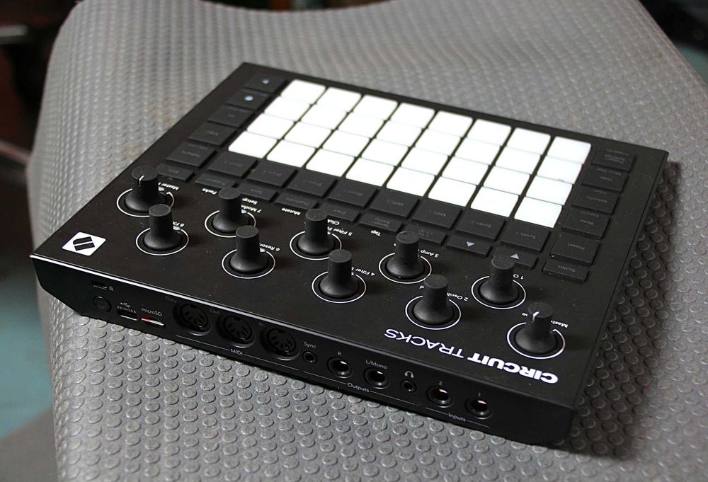 NOVATION CIRCUIT TRACKS - groovebox / syntezator / sampler