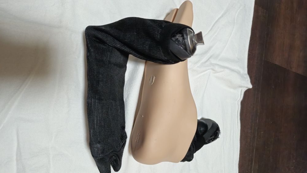 Протези правої і лівої стопи,.