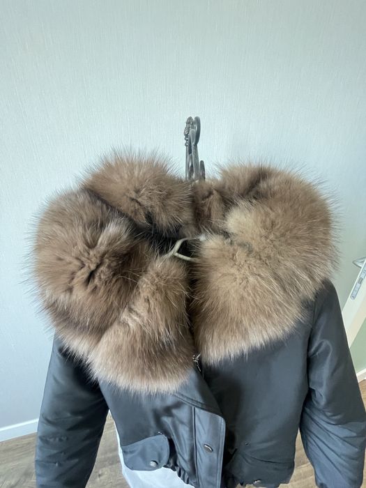 Зимний бомбер с капюшоном