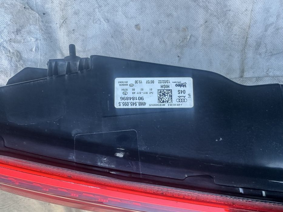 Стопы, фонари комплект Audi Q8 Європа matrix  4M8945095S 4m8945070B