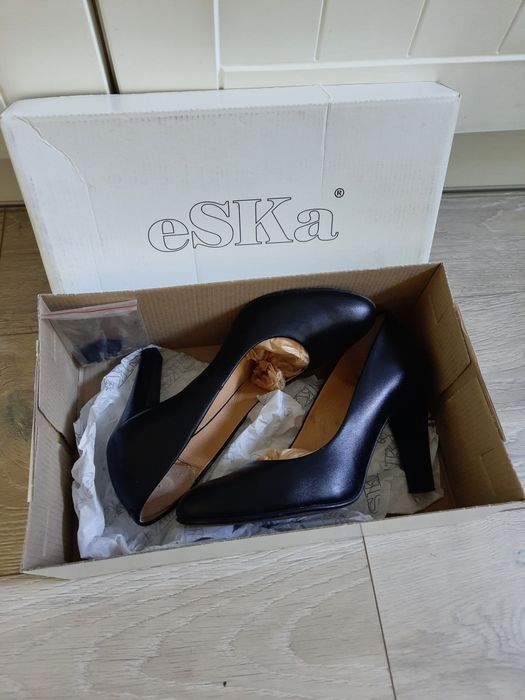 Buty skórzane na obcasie Eska r.35