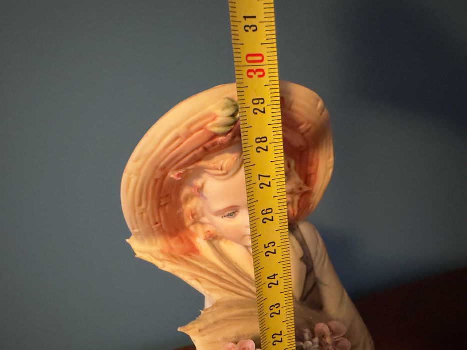 Estatua Pessoa no campo