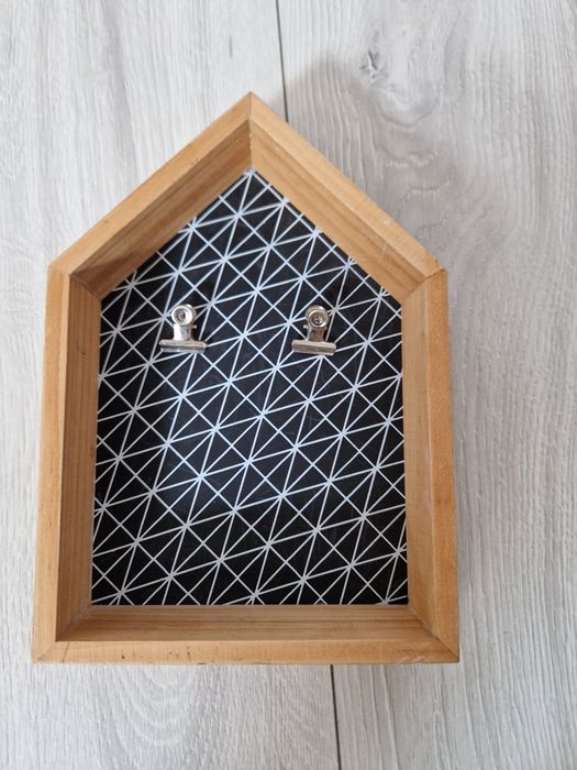 Drewniana półka domek na zdjęcia ramka