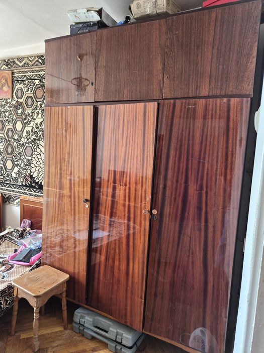 Старенька шафа для одягу