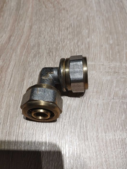 Łącznik kolankowy dwustronny 16X16mm.