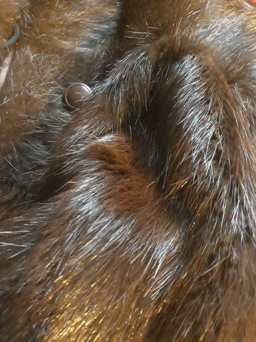 Piękne czekoladowe futro naturalne