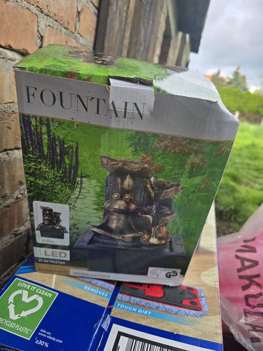 Fontanna zabka podświetlana