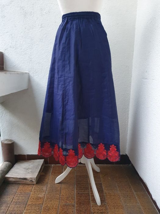Granatowa rozkloszowana spódnica z haftem midaxi retro vintage