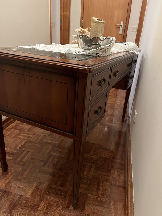 Móvel clássico de madeira