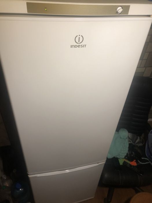 Продам холодильник  Indesit