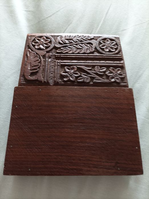 Porta joias de madeira