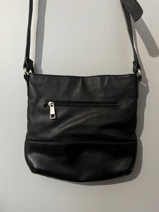 Czarna torebka listonoszka