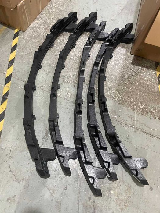 Підсилювач переднього бампера нижній (сабля) Tesla 3 Highland 2023