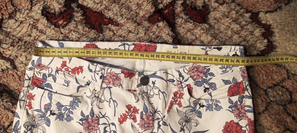 Śliczne spodnie jeansowe w kwiaty.