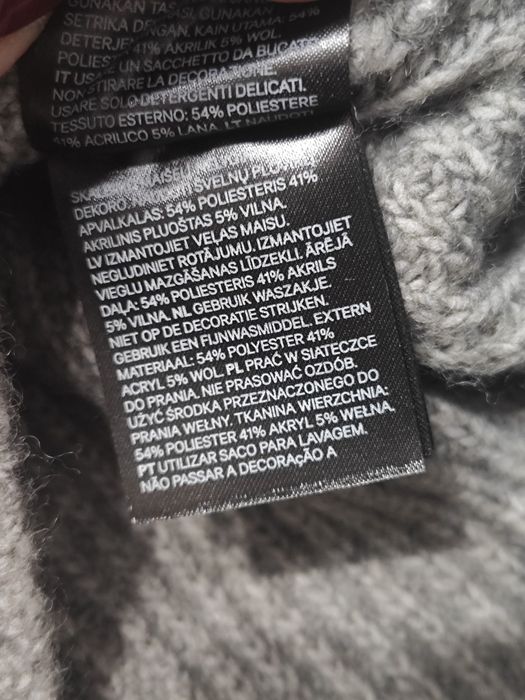 Sweter szary z koralikami w kolorze srebrnym