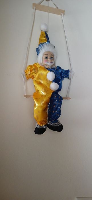 Palhaço no baloiço, novo