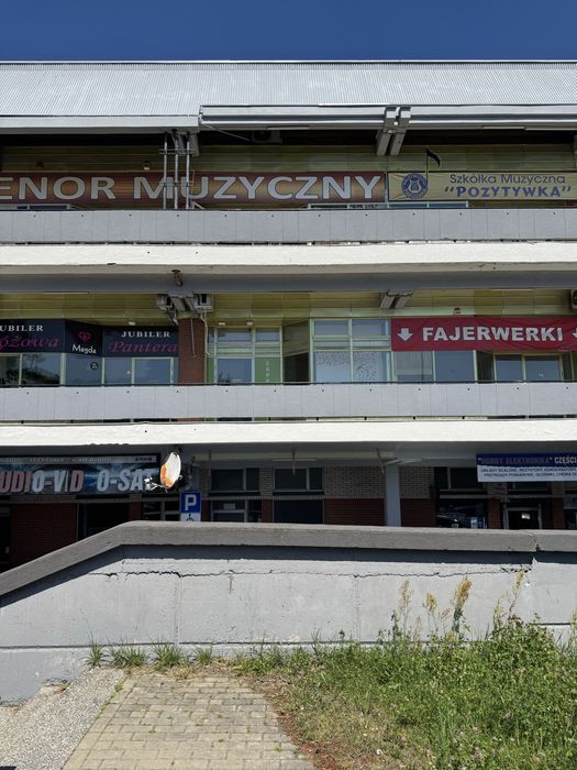 Lokal do wynajęcia 41 mkw pierwsze piętro od strony wiaduktu idealny pod salon fryzjerski lub barbera super lokalizacja w C.H.U „PASAŻ” OKAZJA !!!