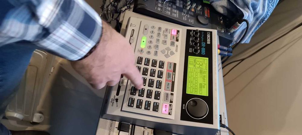 Caixa de ritmos boss DR-880