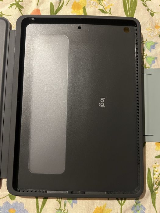 Na studencką kieszeń LOGITECH RUGGED FOLIO – ETUI Z KLAWIATURĄ DO iPad-a 9 gen. 8, 7