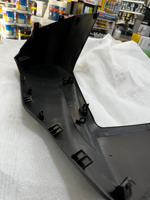 Painel frontal direito de uma Honda Forza 2023