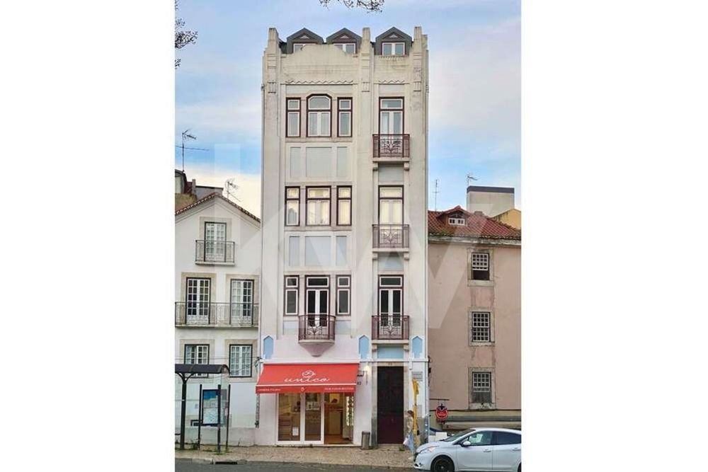Prédio AV. Dom Carlos I, Santos, Lisboa, Renovado - 4 Ap. Hab. + Loja