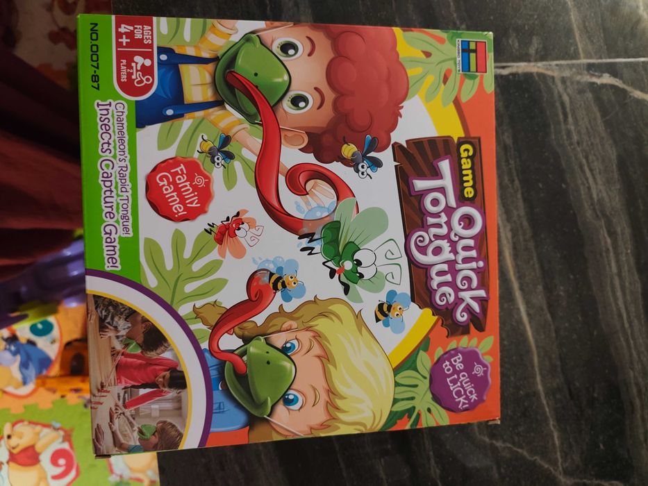 Vendo jogo de criança apanha os mosquitos