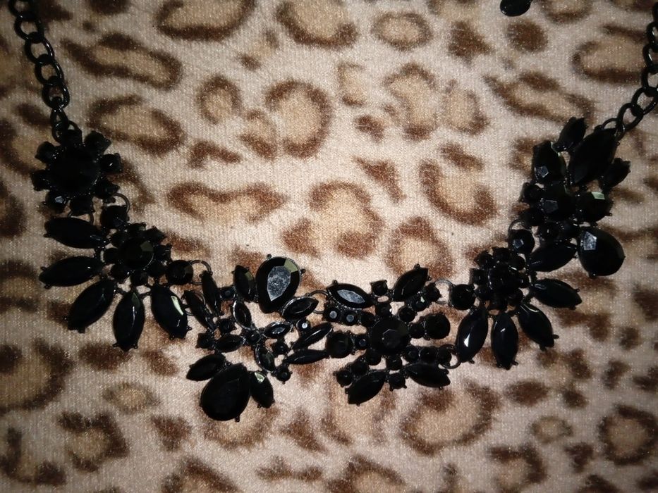 Colar com cristais preto