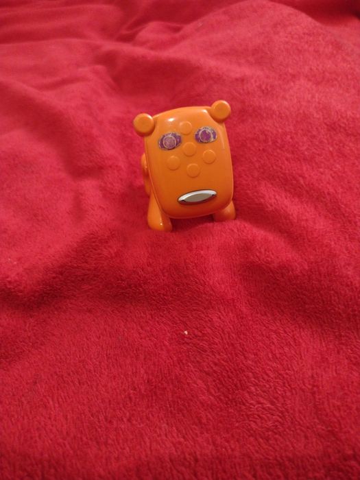 Figurka pomarańczowego pieska