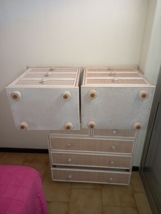 Cómoda,2 mesas cabeceira com 2 candeeiros.