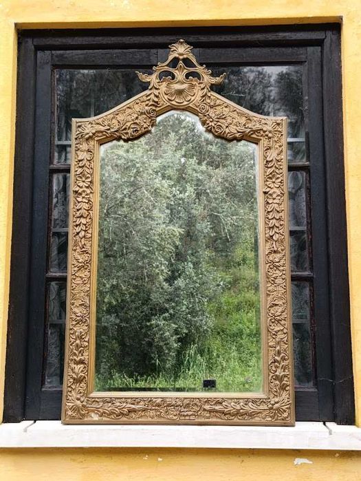 Espelho antigo com moldura dourada entalhada
