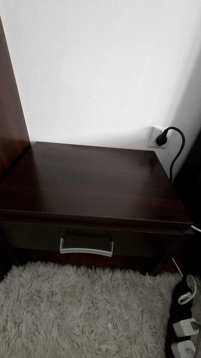 Cama nova com 2 mesas de cabeceira