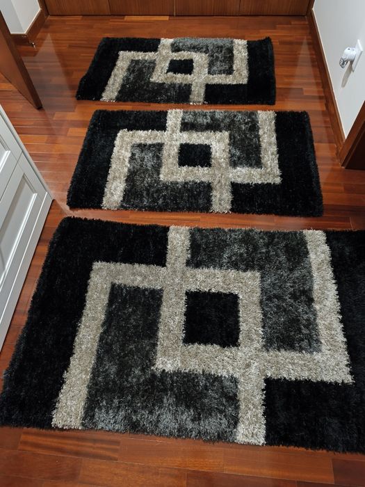 Vendo tapetes de quarto , como  novos, foram lavados e desinfetados.