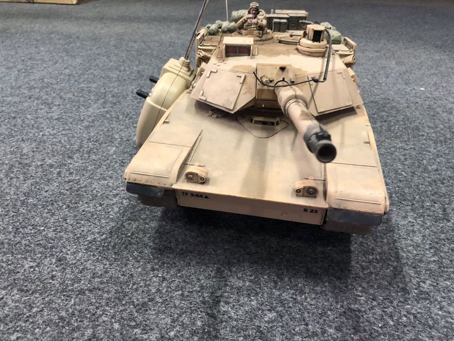 Танк Abrams M1A1 в масштабі 1/16