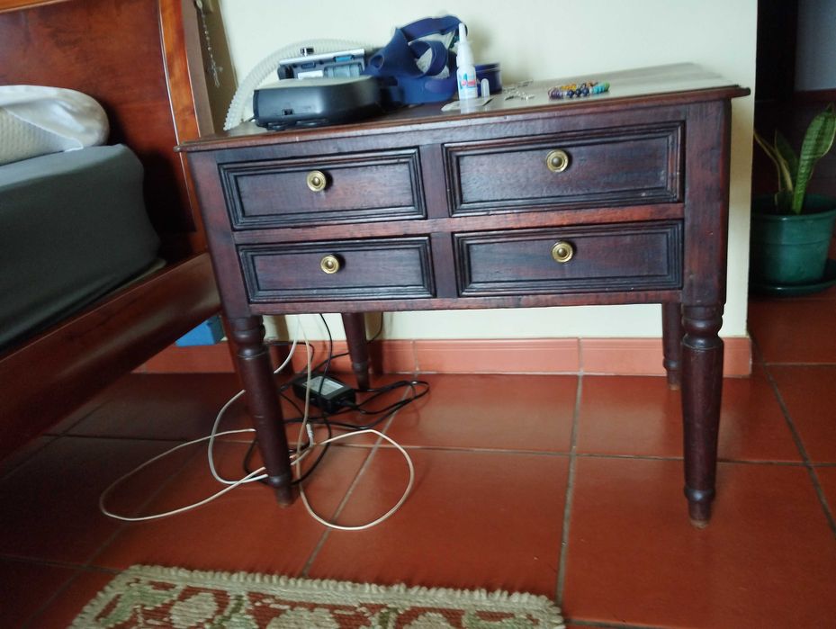 Mesa de costura em mogno